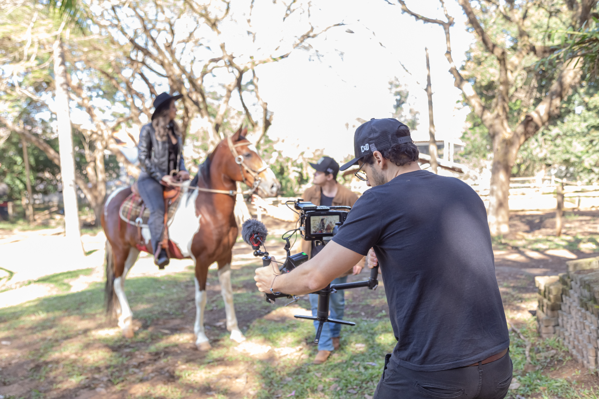 Bastidores da gravação do clipe com equipe de filmagem