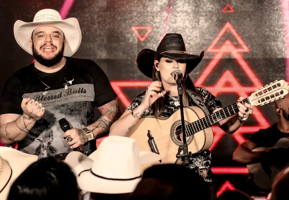 Cadu e Gaby Violeira em participação ao vivo