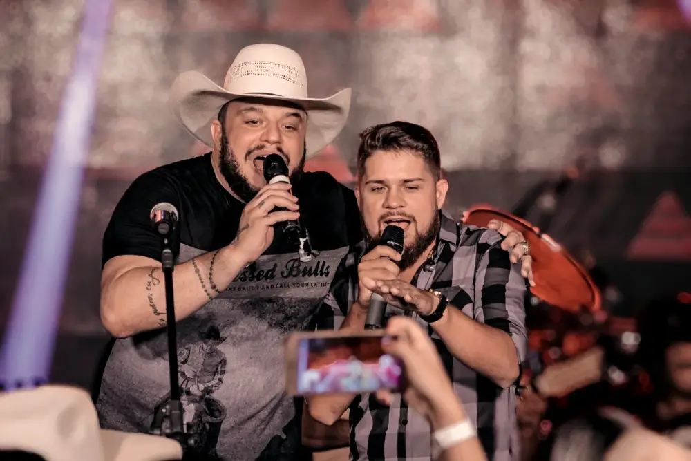 Cadu e Diego cantando juntos ao microfone